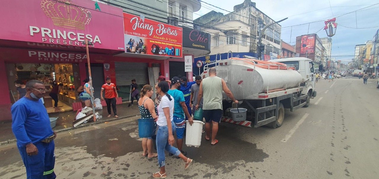 Carro-pipa da Emasa colabora com comerciantes na limpeza das lojas depois que as águas do Cachoeira baixaram