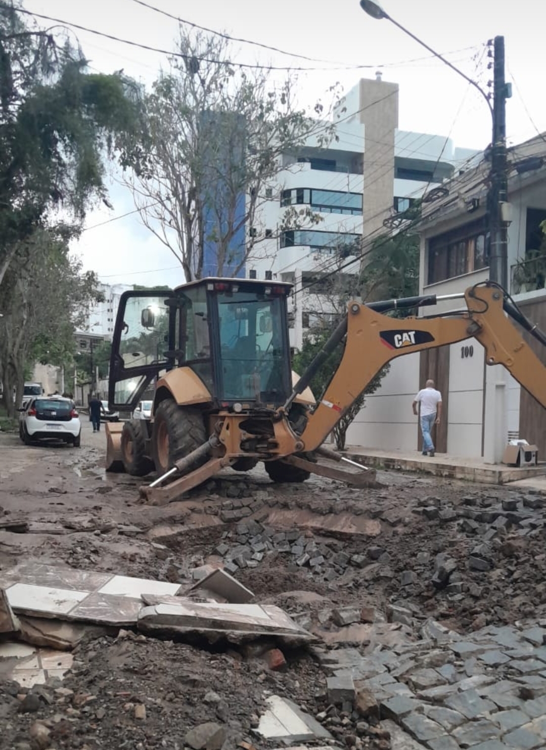 Com inspeção de técnicos da Bahiagás, o trabalho para a recuperação da rede adutora no Jardim Vitória foi iniciado pela EMASA.