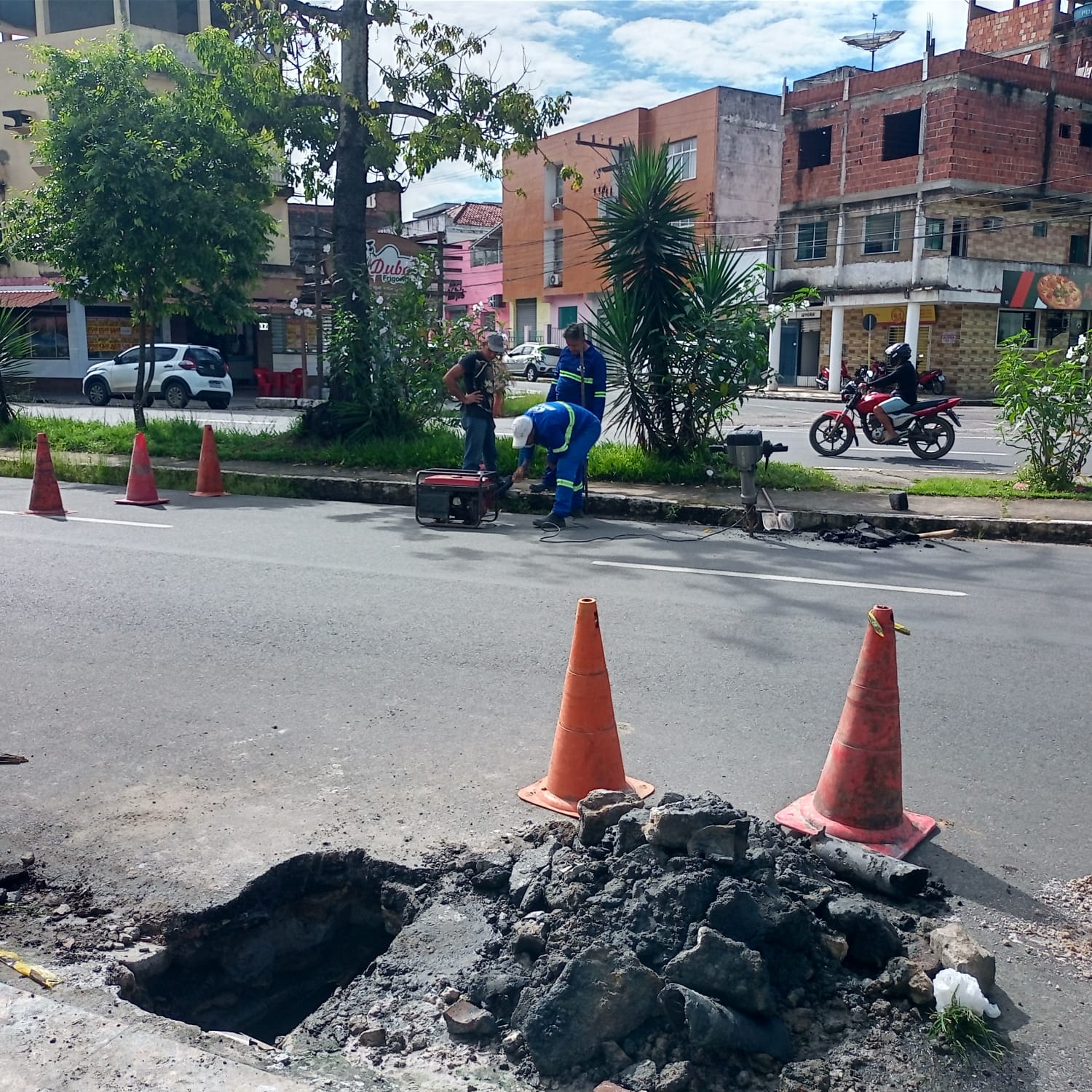 Ramal da rede de esgoto, na Avenida Ilhéus, é desobstruída pela EMASA.